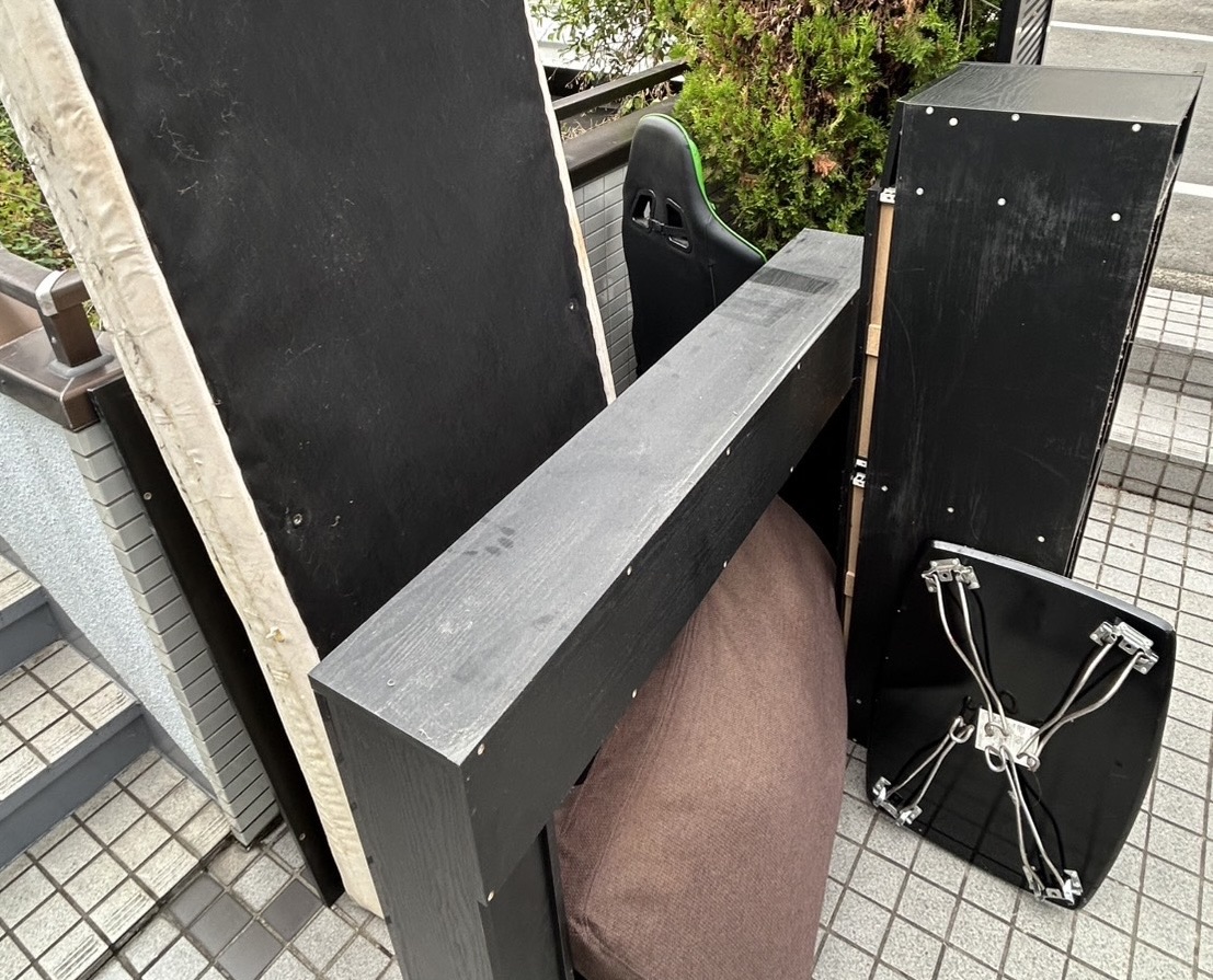 福岡市南区の回収実績：長住の集合住宅から、黒い収納家具と椅子を階段づたいに搬出