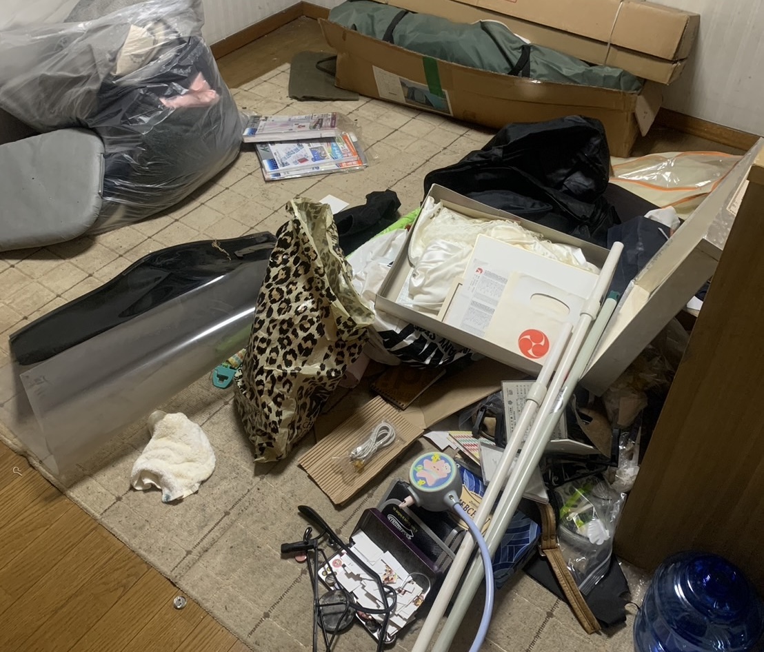 福岡市中央区の回収実績：大名のワンルームで、床一面に残された荷物と衣装ケースを撤去