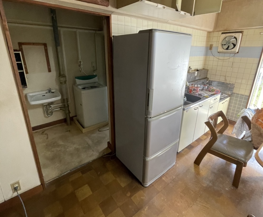 福岡市博多区の回収実績：吉塚の空き家で、台所と洗面所に残った家電を引き渡し前に撤去