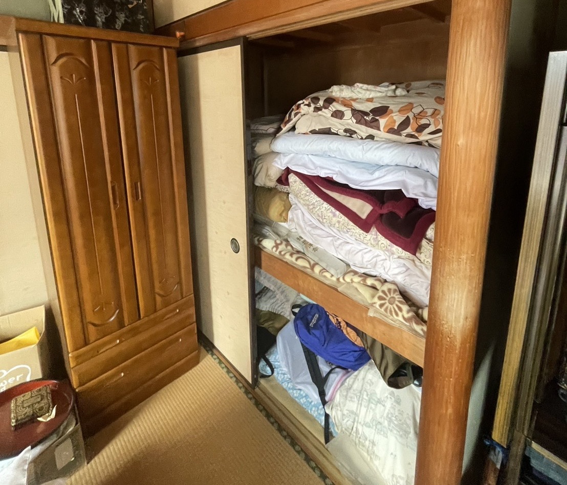 早良区西新での回収前｜押入れに詰まった布団と洋服だんす
